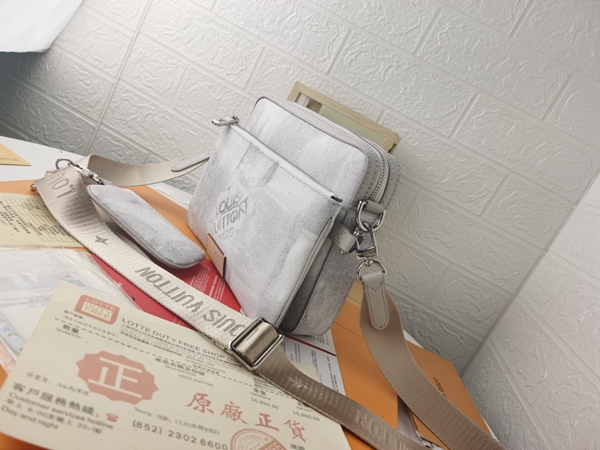 ルイヴィトンバッグ背面デザイン